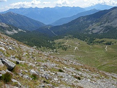 Dall'alto lo sterrato che porta al rifugio Gattascosa (altro itinerario sempre da S.Bernardo) e la famosa stalla ....ottimo formaggio !!